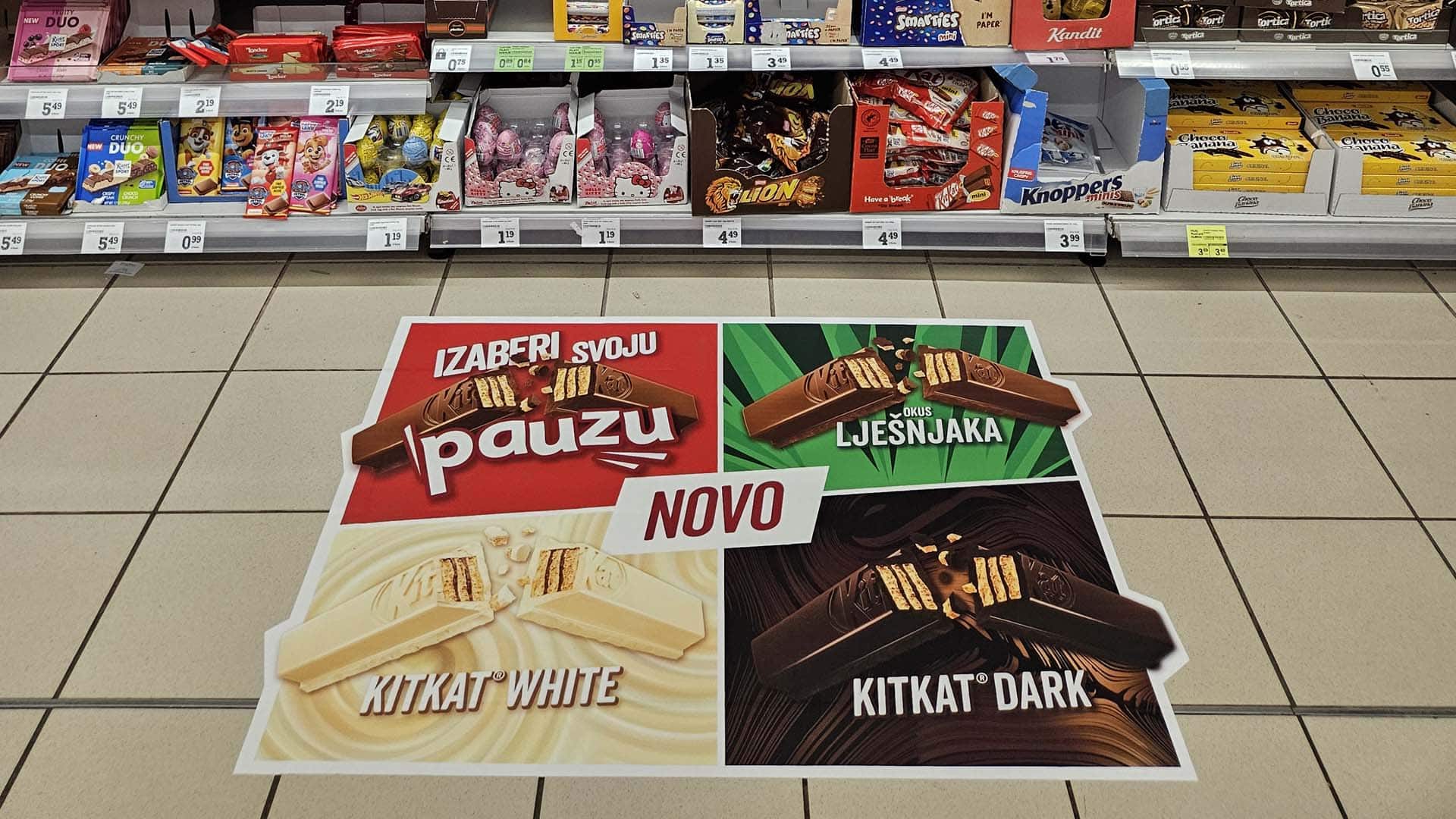 podna grafika ispred polica slatkiša